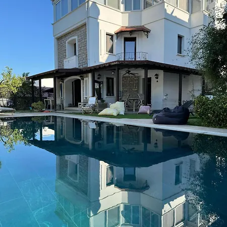 Merkezde Muestakil Havuzlu *