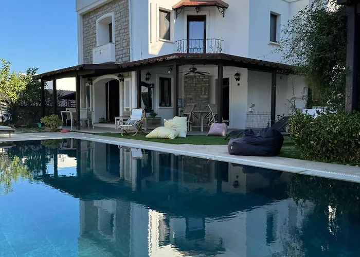 Merkezde Muestakil Havuzlu