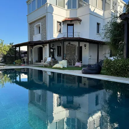 Merkezde Muestakil Havuzlu