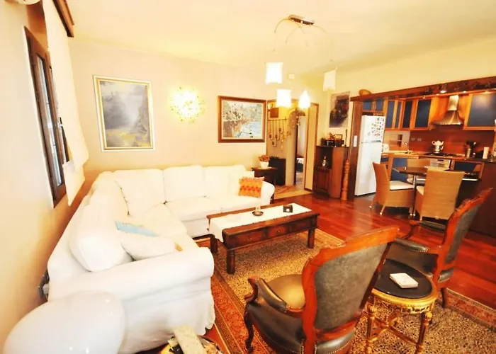 Merkezde Müstakil Havuzlu Villa *