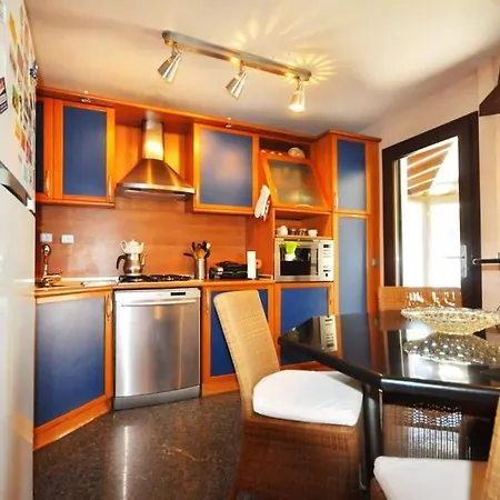 Merkezde Muestakil Havuzlu 博德鲁姆